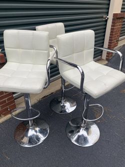 3 BAR STOOLS