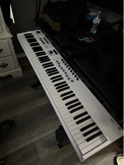 Arturia KeyLab Essential 88 mk3 MIDI Keyboard - White (Like New)