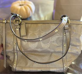 Post with wallet for women it’s used coach