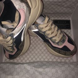 gucci rhyton sneaker size (39) witch is a 7