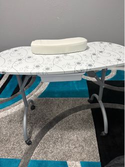 Portable nail table