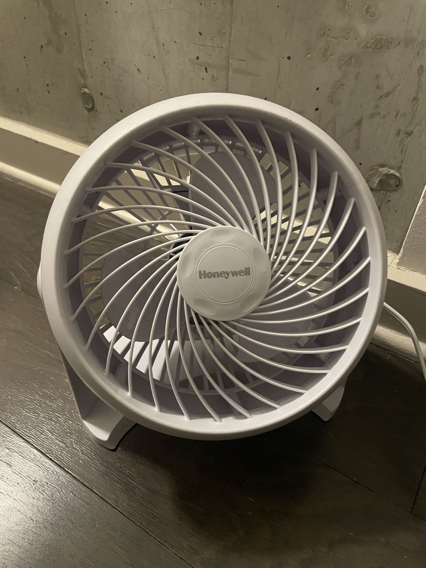 3 speed Honeywell tabletop fan - White