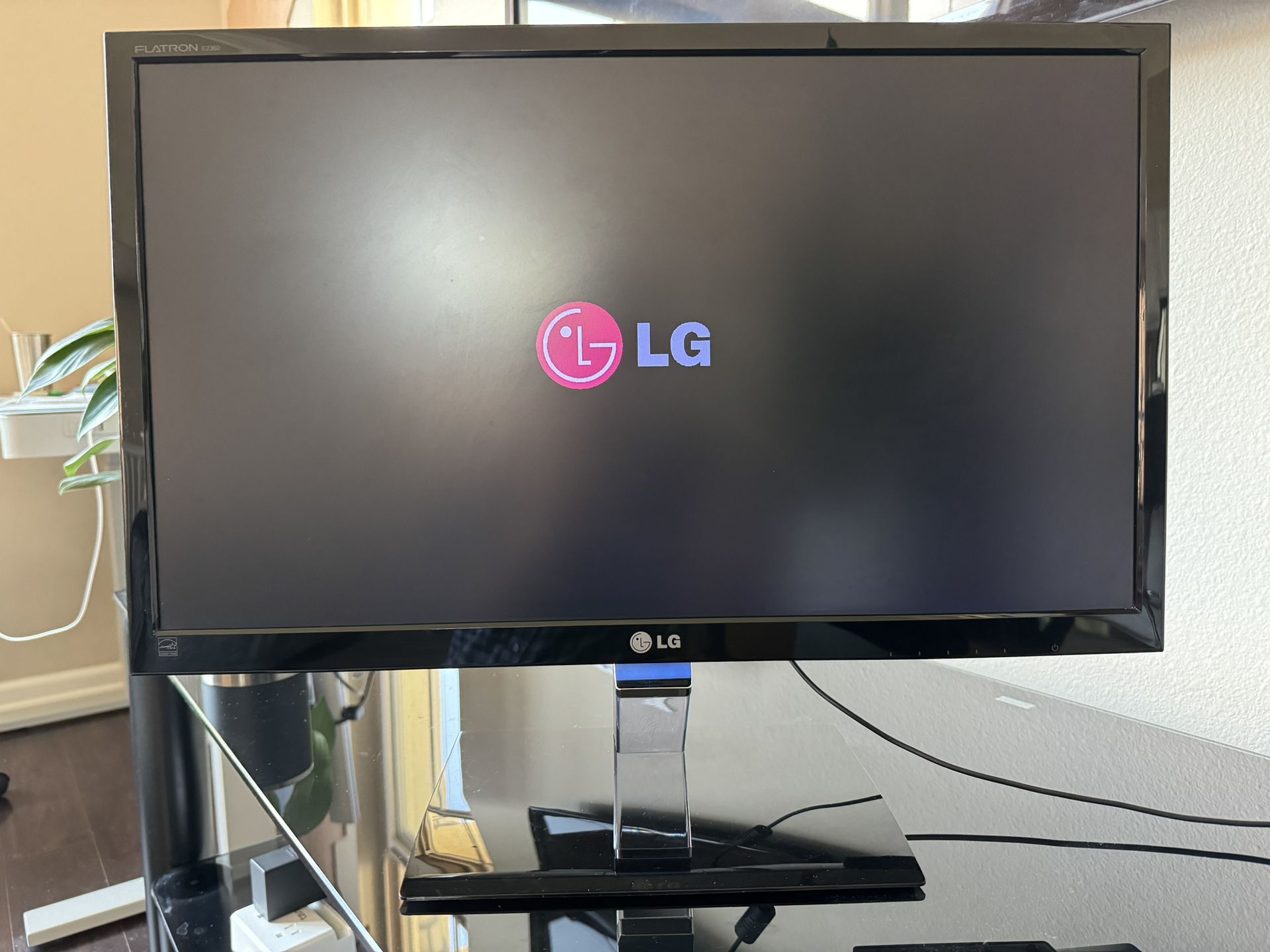 LG 23” Monitor E2360 Flatron