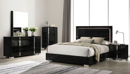 Brand New Black 4pc Queen Bedroom Set (Available in Eastern King Size)