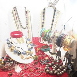 Terrific Lot If Vintage Wearable Jewelry