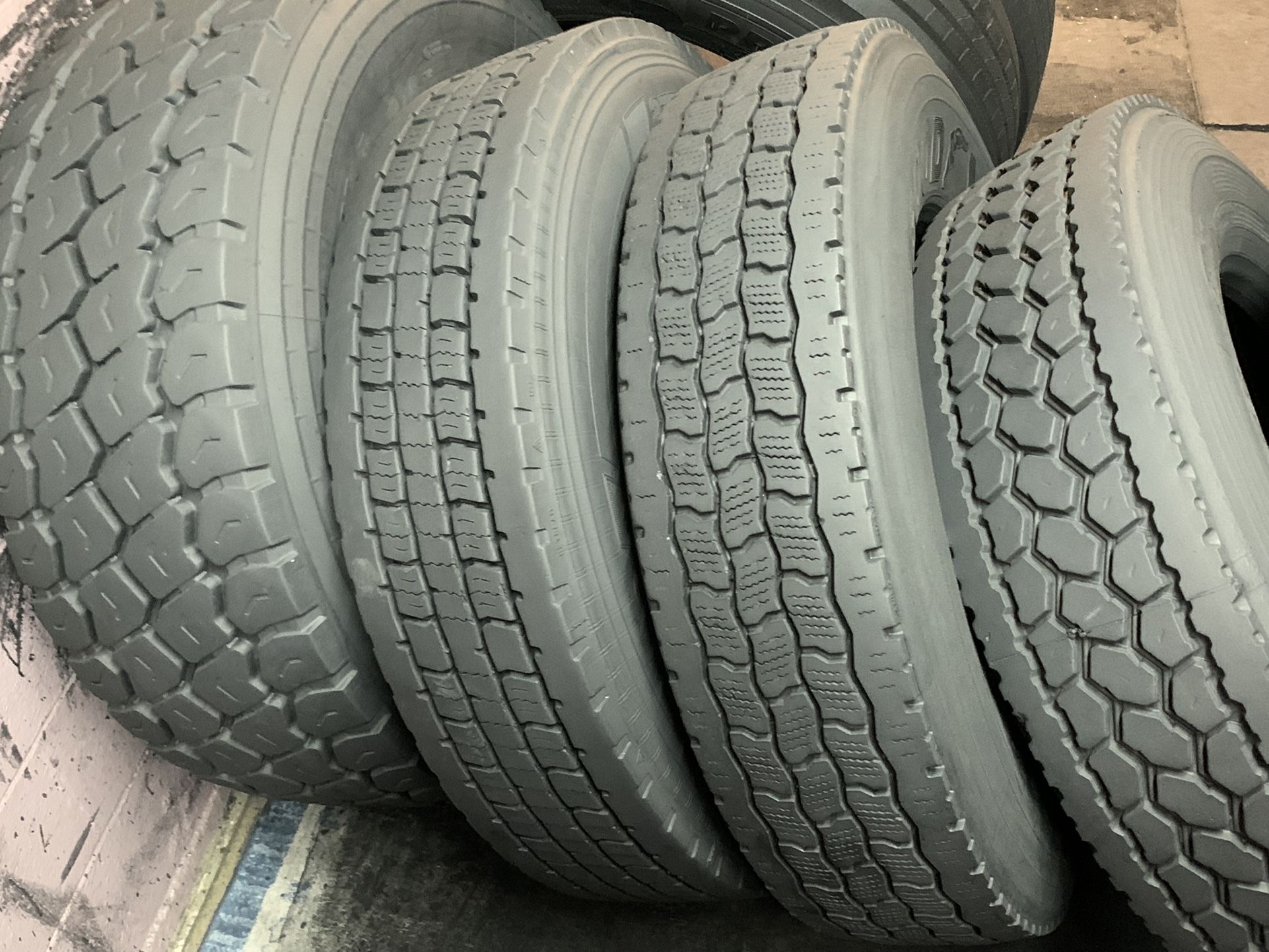 18 Wheeler Recap Semi Truck Tractor Tires Wholesale 11r22.5  Recap Tires 295/75/22.5