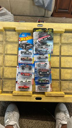 HOR WHEELS A LOT OF 11 TRUCKS 