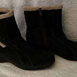 CLARK’S  Bendable Zip Up Ankle Boots Black Suede W/ Fleece Trim. Size 