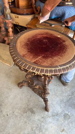 Ornate Round Accent Table / Pedestal End Table – Antique Style