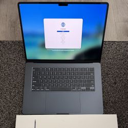 Apple MacBook Air 15” M4 in Midnight 