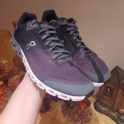 ON CLOUDFLOW Walking Shoes Mens Size 8 or Womens size 9.5