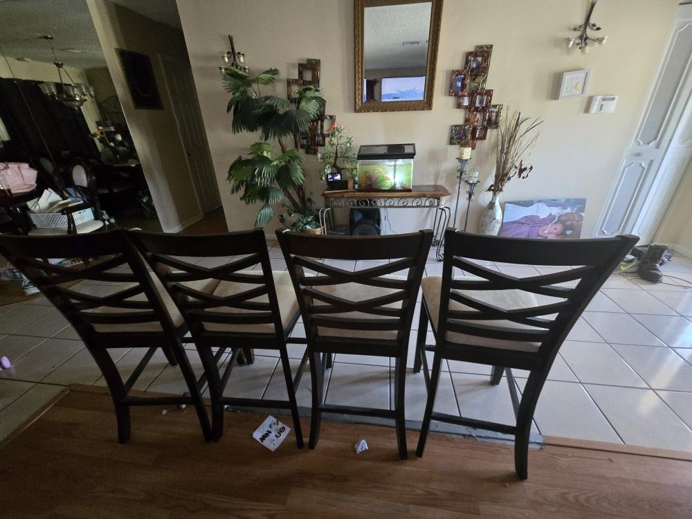 ๐บ 4 Matching High-Back Dining Chairs โ $10 Each or $40 for All (Non-Negotiable)