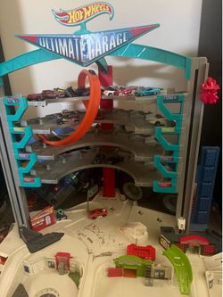 Hot wheels Ultimate Garage  w 16 cars