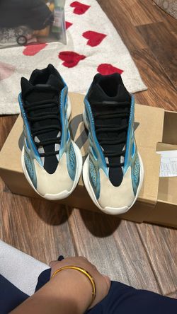 Yeezy 700 Arzare