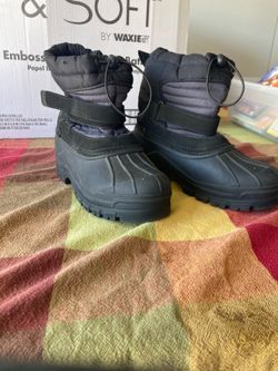 Black snow boots