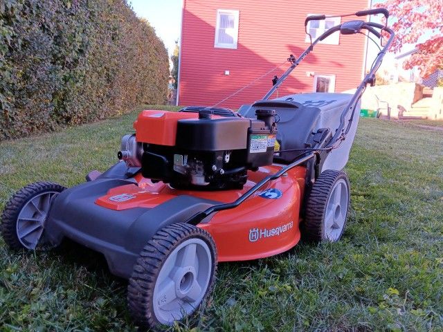 Husqvarna 22 in Rear Wheel Drive (RWD) Self Propelled Lawn Mower