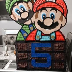 PIÑATA DE LUIGI AND MARI0