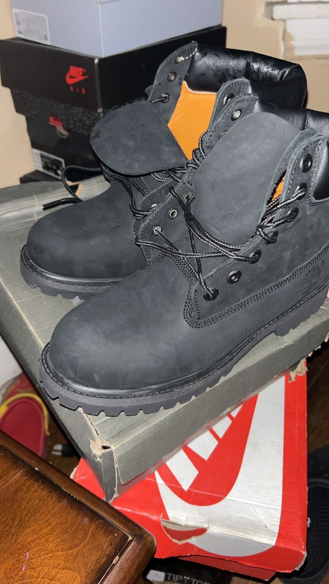 7”5 all black timberland with box never been useds
