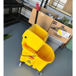 Rubber Maid 35 Qt. Mop Bucket and Wringer
