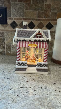 Gingerbread House Snowglobe 