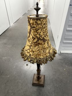 π Victorian-Style Table Lamp with Ornate Bronze Base & Fringe Shade