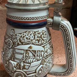 Beautiful AVON 1979 COLLECTIBLE antique car stein