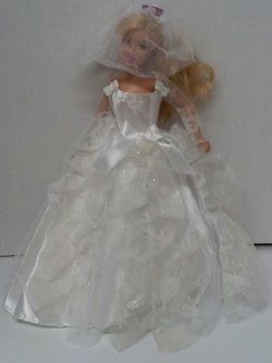 Vintage 2001 Barbie in a wedding dress
