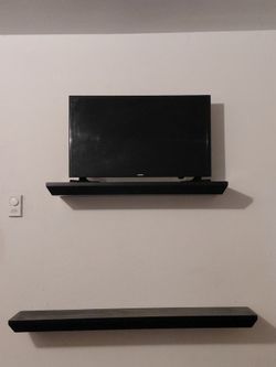 32" TV, plus both shelves