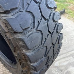 (37X13.50R20) tire