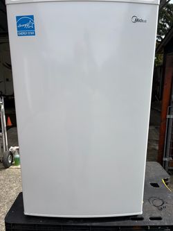 Midea 3. 0 cu. ft. Upright Freezer White