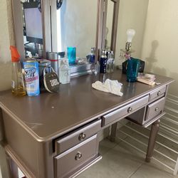 Vanity Good Condition Some Scratches Pick Up Only Must Get Rid Of It As Soon As Possible $40