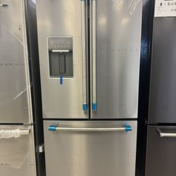 Maytag French Door Refrigerator With Exterior Water Dispenser In Stainless Steel 