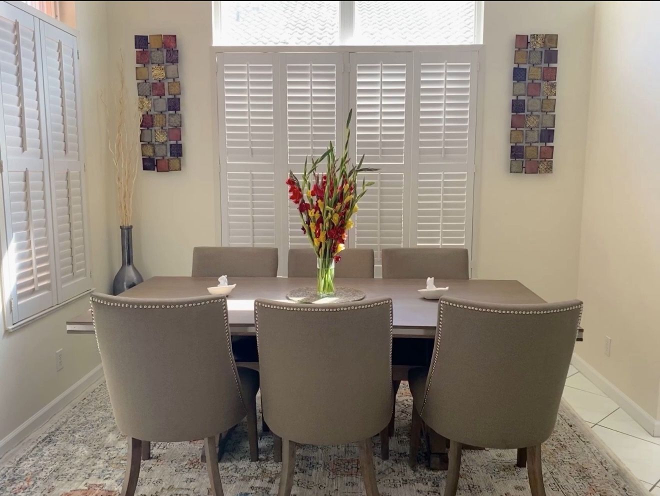 Beautiful Dinning Table With 4 Chairs