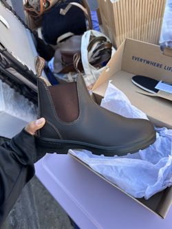 New in box Blundstone 550 Classic Chelsea boots Dark brown walnut Women's US size 8 Runs small