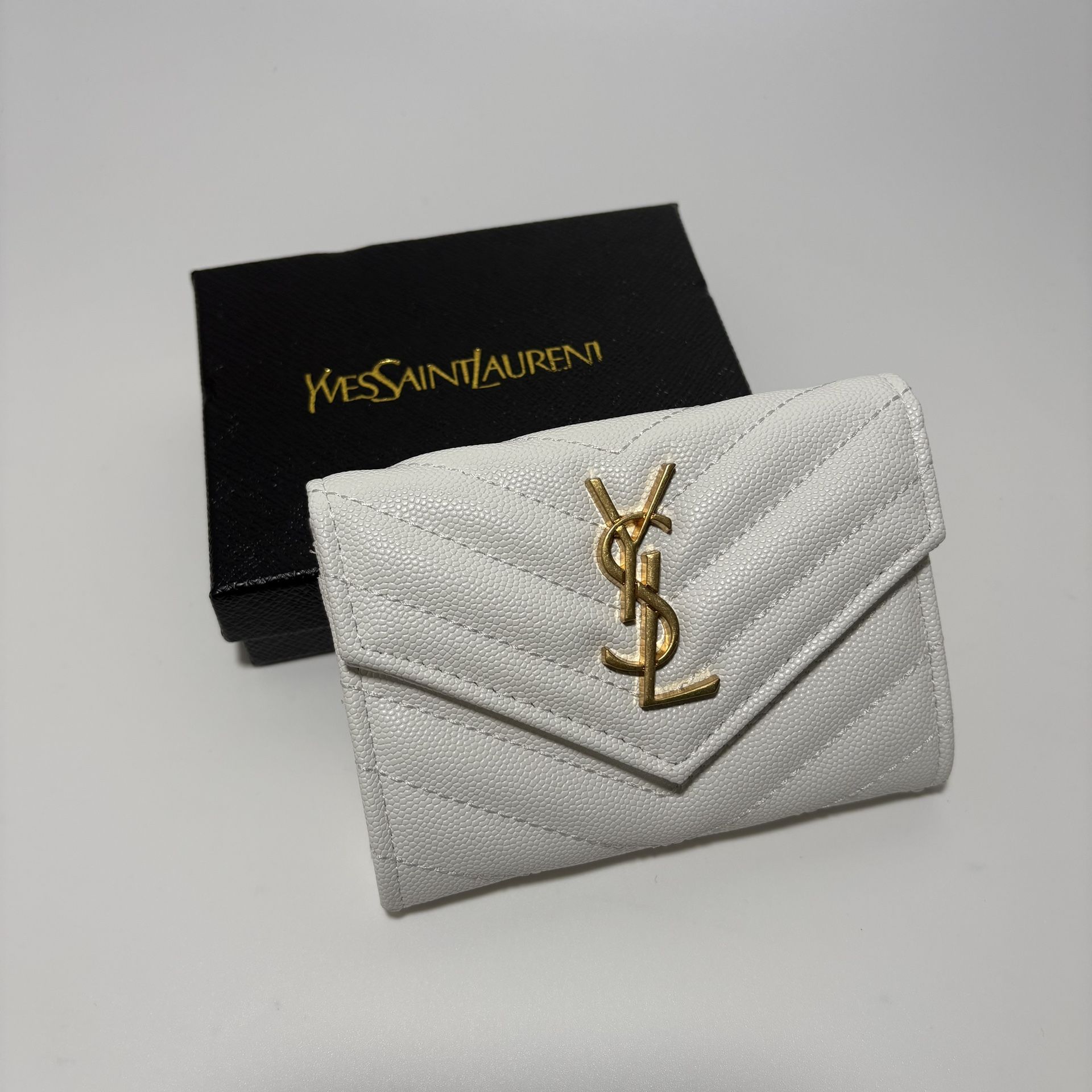 Luxury Designer Women’s Wallets | Pick Up Today