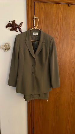 Women’s Le Pants suit Size 18