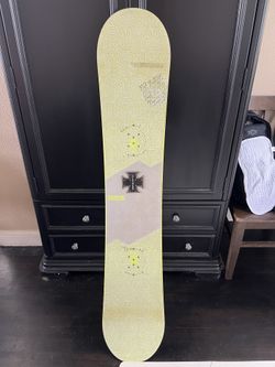 156 Burton Dominant Board Snowboard Green Neon Lime Yellow for Sale in  Fallbrook, CA - OfferUp