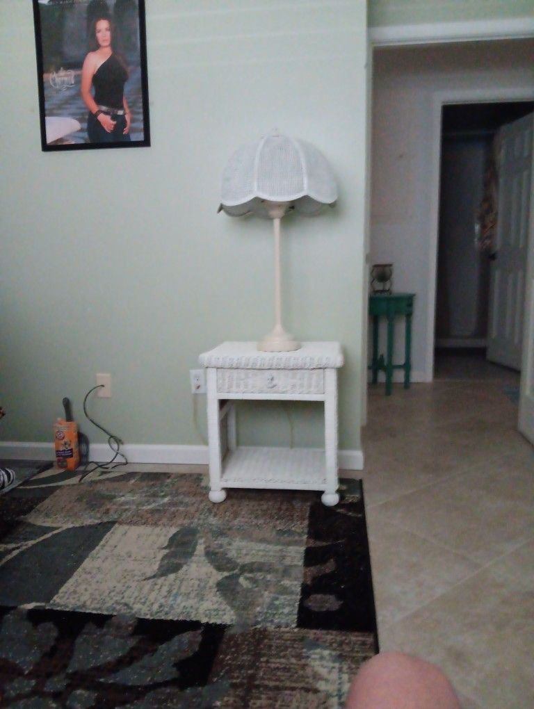 Wicker End table with Wicker Lamp