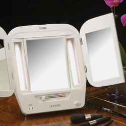 TRI-FOLD LIGHTED MIRROR