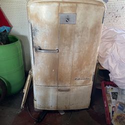 VINTAGE REFRIGERATOR (1930s?) 