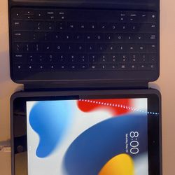 brand new, rarely used ipad 7th generation, 32 GB, including logitech keyboard/case
