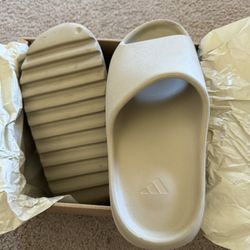 Adidas Yeezy Slide - Woman Size 7 (Female )