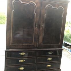 Armoire For sale! Excellent Condition. Aston court By Henredon 