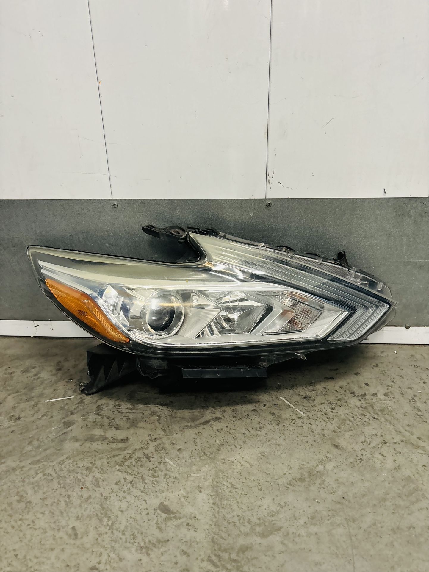 2016,2017,2018 Nissan Altima Headlight/Luz Frontal Rh Passenger Oem