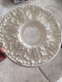 Ceiling medallion accent