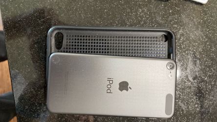 7th Generation Itouch, case included!