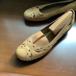 EASY SPIRIT CAMEL FLATS