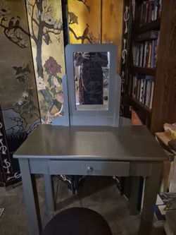Vanity and stool like new