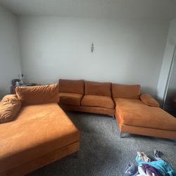 Sectional Couch With 2 Chases 