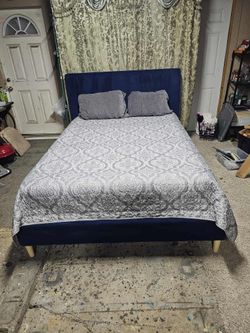Queen Sz Platform Bed 🛌 Frame With Mattress